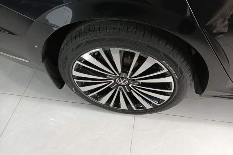 Used Volkswagen Passat 2020 Revised Version 330TSI Luxury Edition China VI Standard Right Rear Wheel Hub