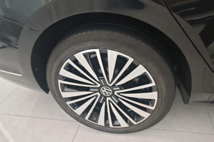 Used Volkswagen Passat 2020 Revised Version 330TSI Luxury Edition China VI Standard Right Rear Wheel Hub