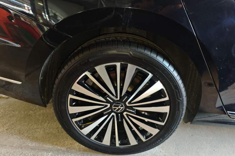 Used Volkswagen Passat 2020 Revised Version 330TSI Luxury Edition China VI Standard Right Rear Wheel Hub