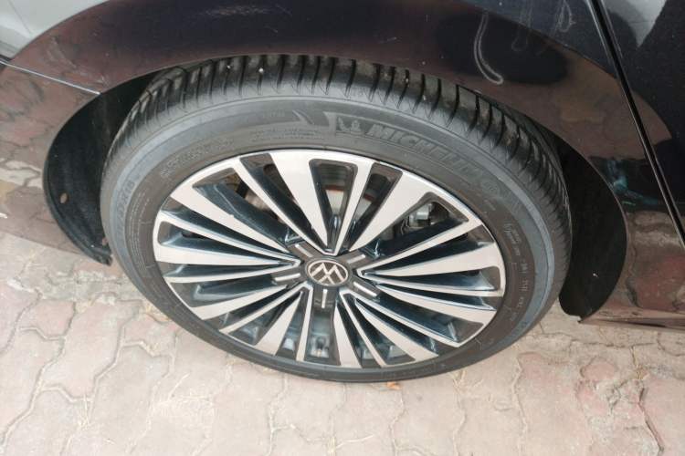 Used Volkswagen Passat 2020 Revised Version 330TSI Luxury Edition China VI Standard Right Rear Wheel Hub