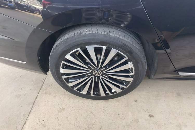 Used Volkswagen Passat 2020 Revised Version 330TSI Luxury Edition China VI Standard Right Rear Wheel Hub