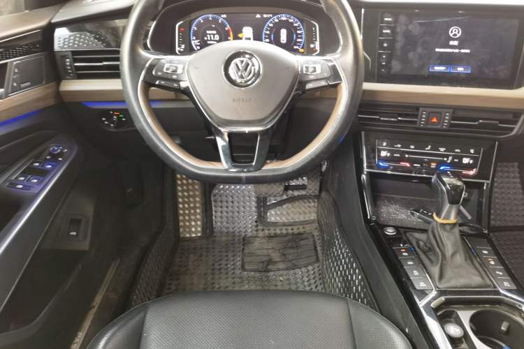 Used Volkswagen Passat 2020 380TSI Flagship Edition China VI Standard Steering Wheel