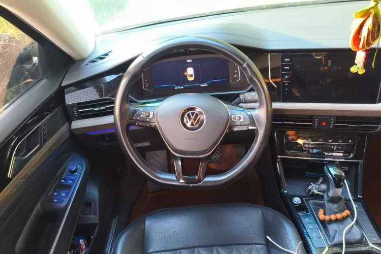 Used Volkswagen Passat 2020 Revised Version 330TSI Luxury Edition China VI Standard Steering Wheel