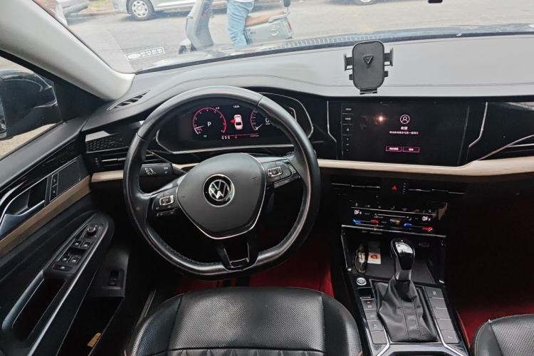Used Volkswagen Passat 2020 Revised Version 330TSI Luxury Edition China VI Standard Steering Wheel