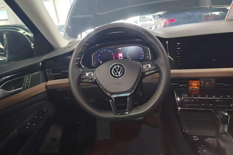 Used Volkswagen Passat 2020 Revised Version 330TSI Luxury Edition China VI Standard Steering Wheel