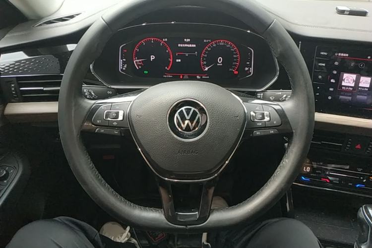 Used Volkswagen Passat 2020 Revised Version 330TSI Luxury Edition China VI Standard Steering Wheel