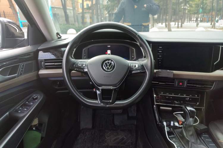 Used Volkswagen Passat 2020 Revised Version 330TSI Luxury Edition China VI Standard Steering Wheel