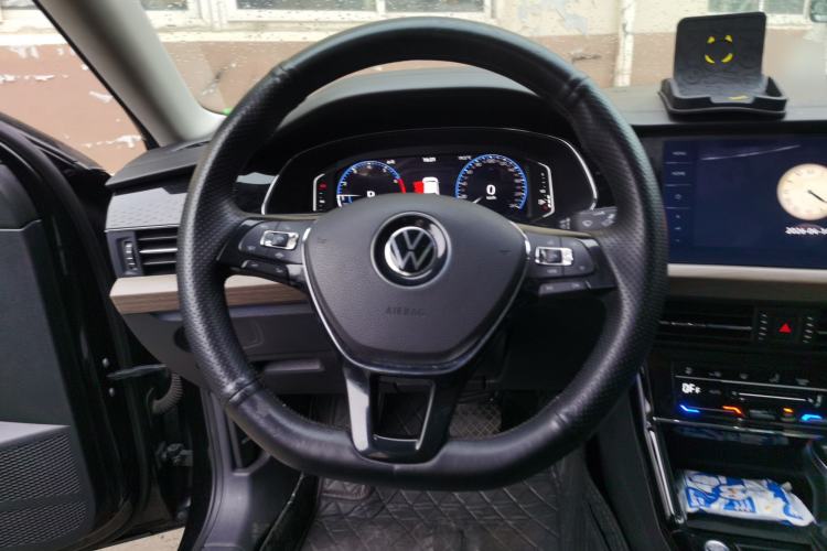 Used Volkswagen Passat 2020 Revised Version 330TSI Luxury Edition China VI Standard Steering Wheel