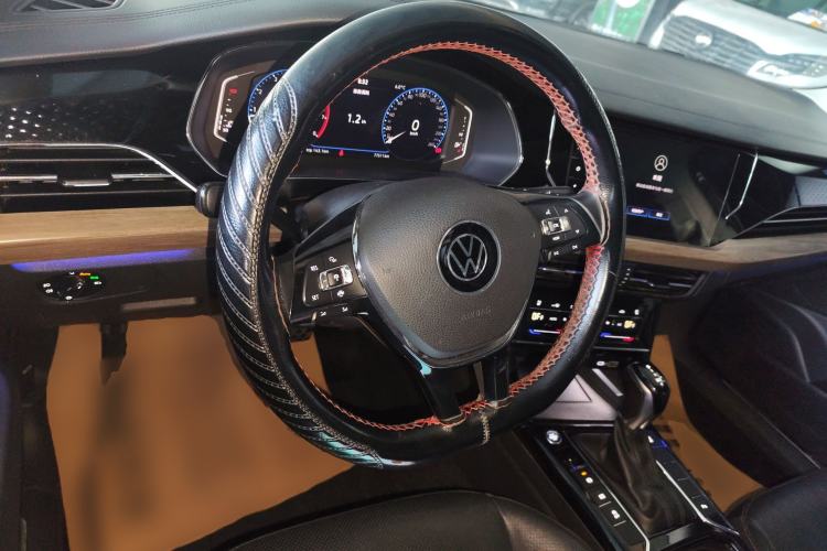Used Volkswagen Passat 2020 Revised Version 330TSI Luxury Edition China VI Standard Steering Wheel