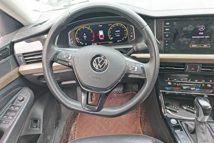 Used Volkswagen Passat 2020 Revised Version 330TSI Luxury Edition China VI Standard Steering Wheel