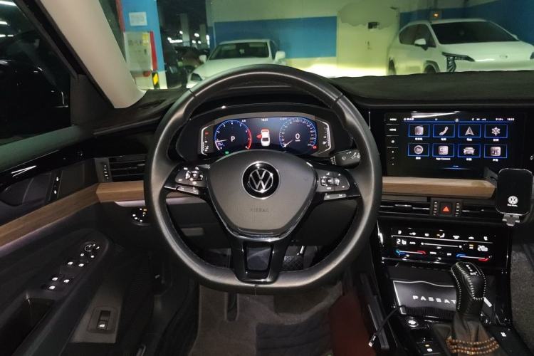 Used Volkswagen Passat 2020 Revised Version 330TSI Luxury Edition China VI Standard Steering Wheel