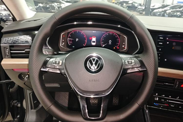 Used Volkswagen Passat 2020 Revised Version 330TSI Luxury Edition China VI Standard Steering Wheel