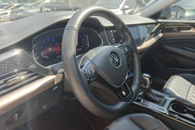 Used Volkswagen Passat 2020 Revised Version 330TSI Luxury Edition China VI Standard Steering Wheel