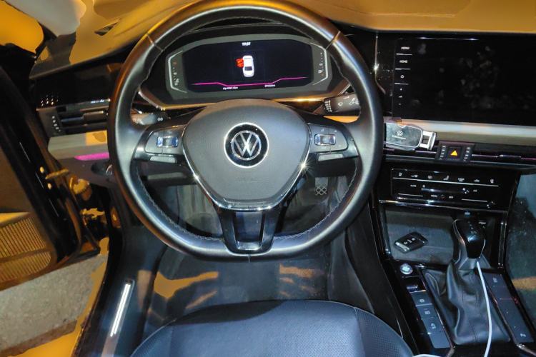 Used Volkswagen Passat 2020 Revised Version 330TSI Luxury Edition China VI Standard Steering Wheel