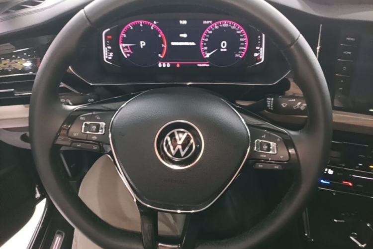 Used Volkswagen Passat 2020 Revised Version 330TSI Luxury Edition China VI Standard Steering Wheel