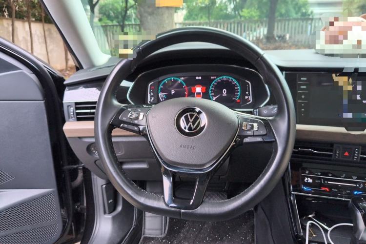 Used Volkswagen Passat 2020 Revised Version 330TSI Luxury Edition China VI Standard Steering Wheel