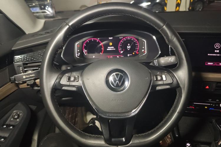 Used Volkswagen Passat 2020 Revised Version 330TSI Luxury Edition China VI Standard Steering Wheel