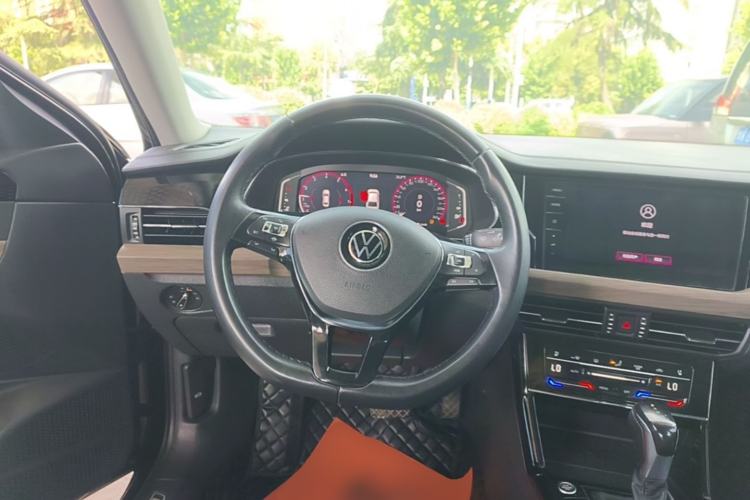 Used Volkswagen Passat 2020 Revised Version 330TSI Luxury Edition China VI Standard Steering Wheel