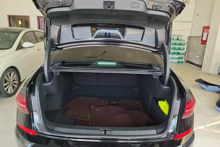 Used Volkswagen Passat 2020 Facelift 330TSI Elite Edition China VI Standard Trunk