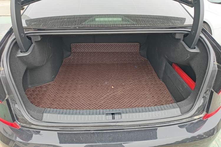 Used Volkswagen Passat 2020 Revised Version 330TSI Luxury Edition China VI Standard Trunk
