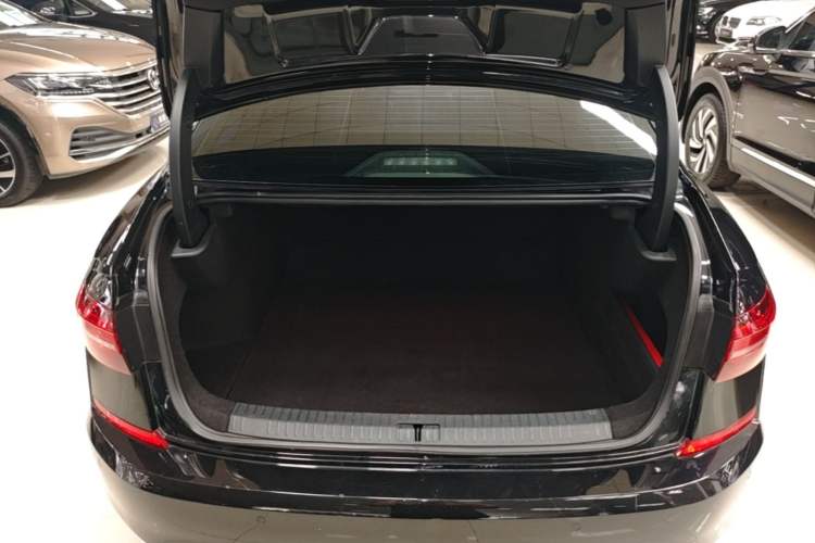 Used Volkswagen Passat 2020 Revised Version 330TSI Luxury Edition China VI Standard Trunk