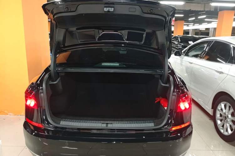 Used Volkswagen Passat 2020 Revised Version 330TSI Luxury Edition China VI Standard Trunk