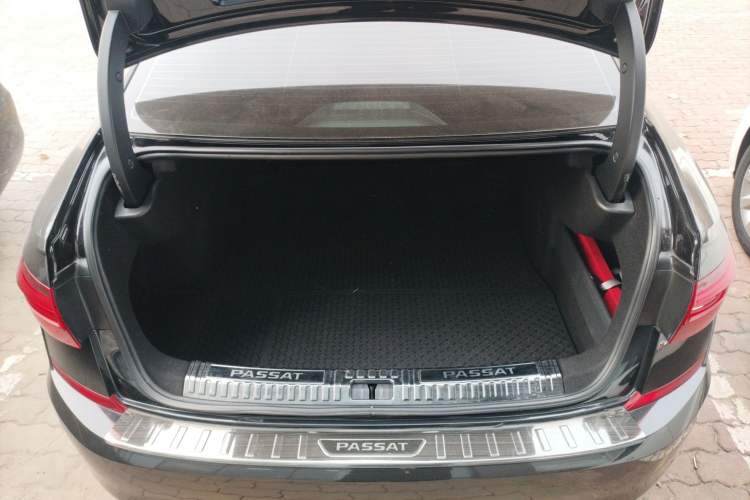 Used Volkswagen Passat 2020 Revised Version 330TSI Luxury Edition China VI Standard Trunk