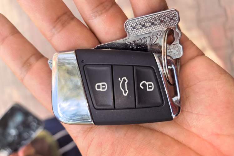 Used Volkswagen Passat 2020 330TSI Elite Edition China VI Vehicle Key