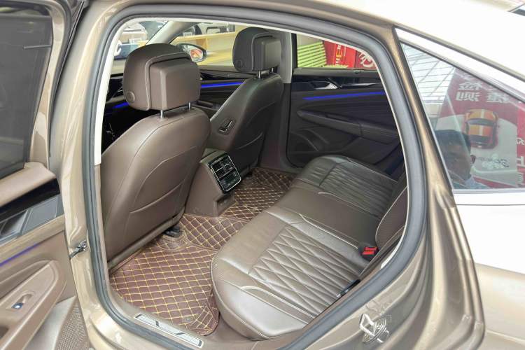 Used Volkswagen Passat 2020 330TSI Luxury Edition China VI Interior 4