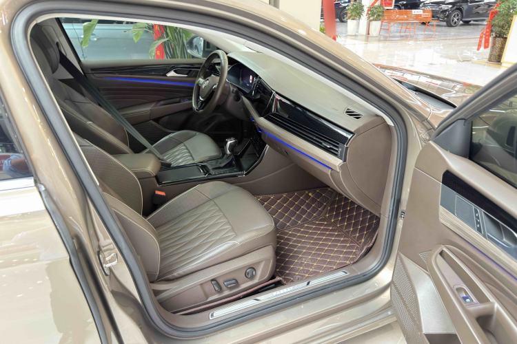 Used Volkswagen Passat 2020 330TSI Luxury Edition China VI Interior 6