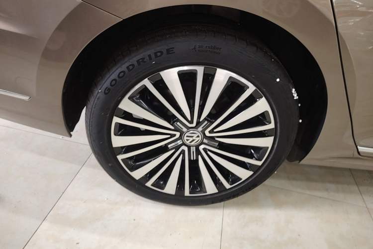 Used Volkswagen Passat 2020 330TSI Luxury Edition China VI Right Rear Wheel Hub
