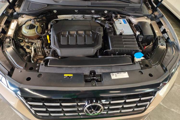 Used Volkswagen Passat 2020 330TSI Luxury Edition China VI Engine Bay