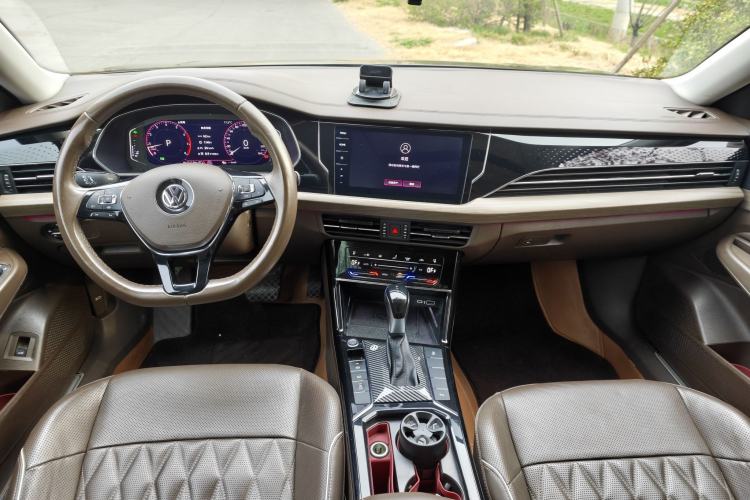 Used Volkswagen Passat 2020 330TSI Luxury Edition China VI Interior 4