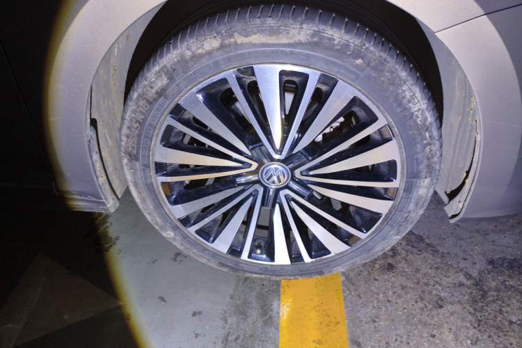 Used Volkswagen Passat 2020 330TSI Luxury Edition China VI Right Front Wheel Hub