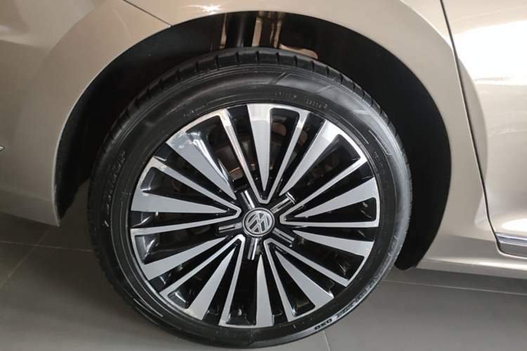 Used Volkswagen Passat 2020 330TSI Luxury Edition China VI Right Rear Wheel Hub