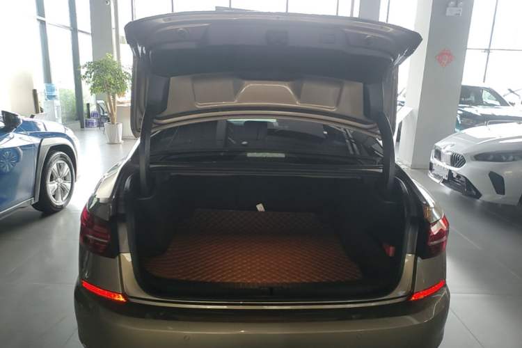 Used Volkswagen Passat 2020 330TSI Luxury Edition China VI Trunk