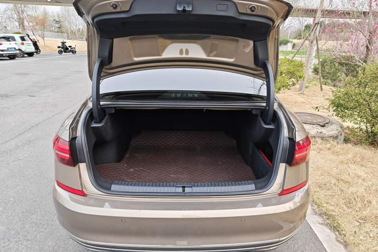 Used Volkswagen Passat 2020 330TSI Luxury Edition China VI Trunk