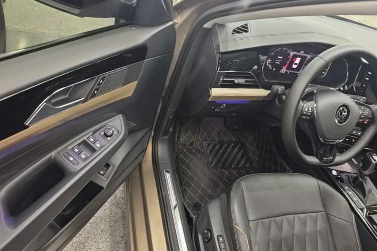 Used Volkswagen Passat 2020 Revised Version 330TSI Luxury Edition China VI Standard Driver Seat