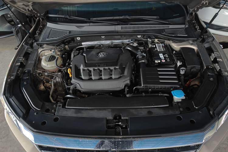 Used Volkswagen Passat 2020 330TSI Luxury Edition China VI Engine Bay