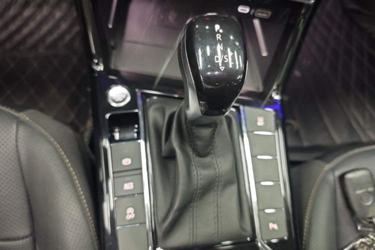 Used Volkswagen Passat 2020 Revised Version 330TSI Luxury Edition China VI Standard Gear Lever
