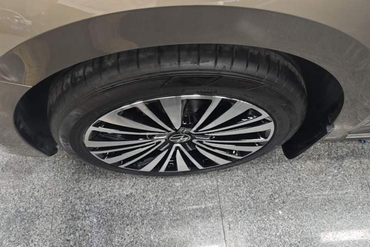 Used Volkswagen Passat 2020 Revised Version 330TSI Luxury Edition China VI Standard Left Front Wheel Hub