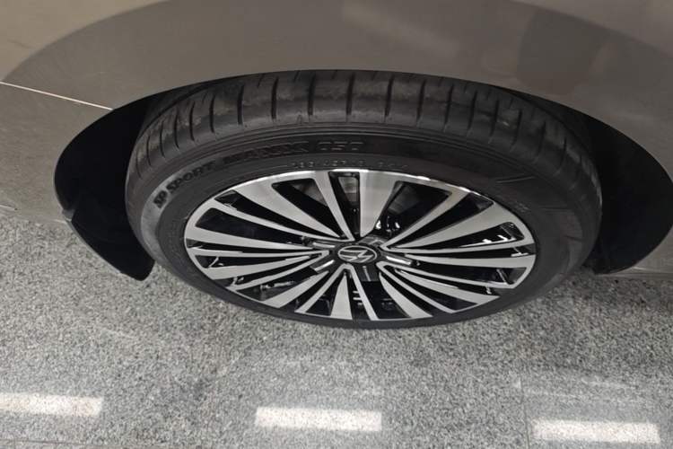 Used Volkswagen Passat 2020 Revised Version 330TSI Luxury Edition China VI Standard Right Rear Wheel Hub