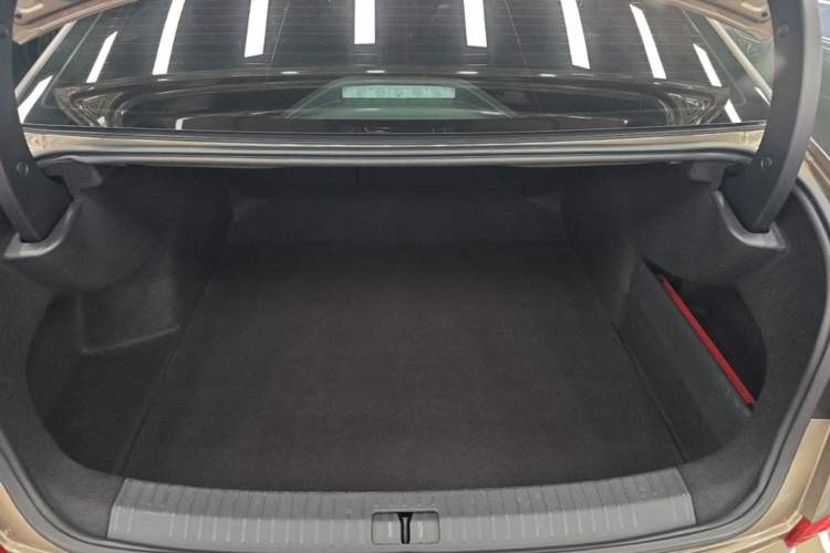 Used Volkswagen Passat 2020 Revised Version 330TSI Luxury Edition China VI Standard Trunk