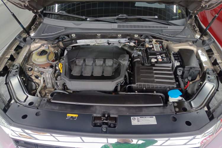 Used Volkswagen Passat 2020 Facelift 330TSI Elite Edition China VI Standard Engine Bay