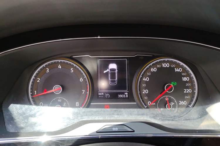 Used Volkswagen Passat 2020 330TSI Elite Edition China VI Odometer Close Up