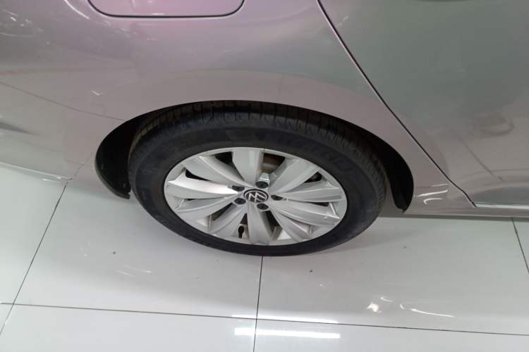 Used Volkswagen Passat 2020 Facelift 330TSI Elite Edition China VI Standard Right Rear Wheel Hub