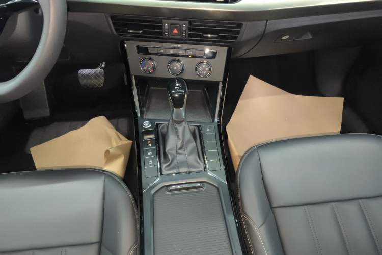 Used Volkswagen Passat 2020 Revised Version 280TSI Business Edition China VI Standard Gear Lever