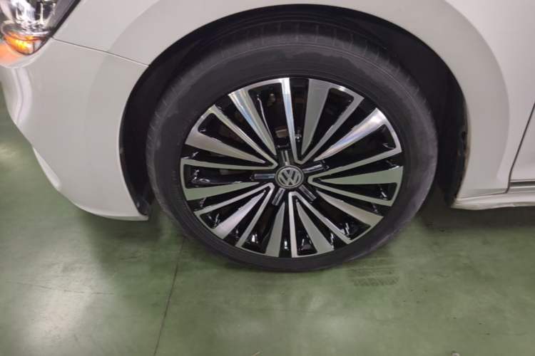 Used Volkswagen Passat 2020 330TSI Luxury Edition China VI Left Front Wheel Hub