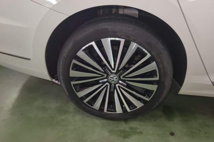Used Volkswagen Passat 2020 330TSI Luxury Edition China VI Right Rear Wheel Hub