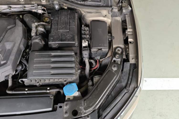 Used Volkswagen Passat 2020 330TSI Luxury Edition China VI Engine Bay Left